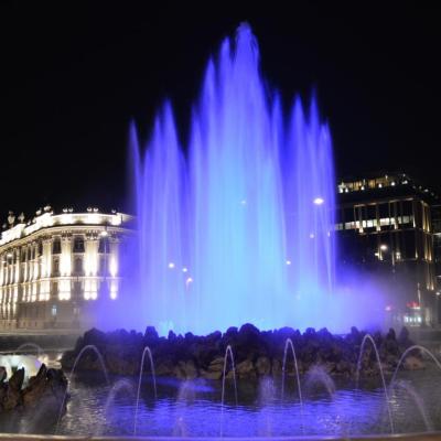 2015 - Vienne - La fontaine illuminée de la Schwarzenbergplatz.