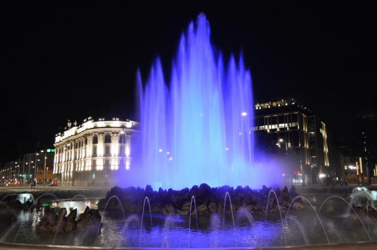 2015 - Vienne - La fontaine illuminée de la Schwarzenbergplatz.